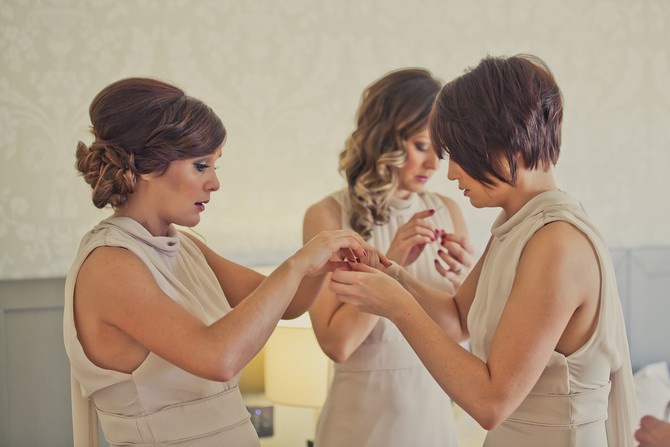 bridesmaids putting on jewellery